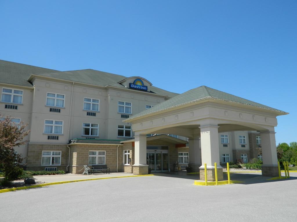 Days Inn By Wyndham Orillia Exteriör bild